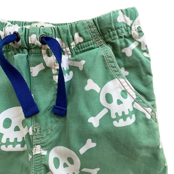 MINI BODEN | SKULL & CROSSBONES COTTON ADVENTURE SHORTS SOFT GREEN | 6Y - Picture 4 of 12